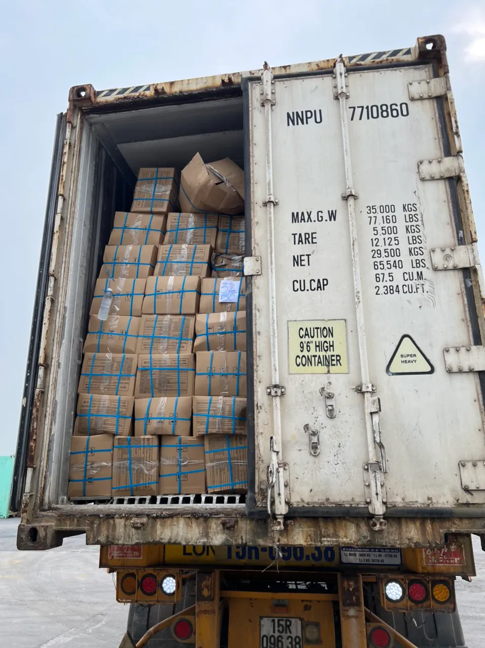 Container lạnh thật trên xe đầu kéo